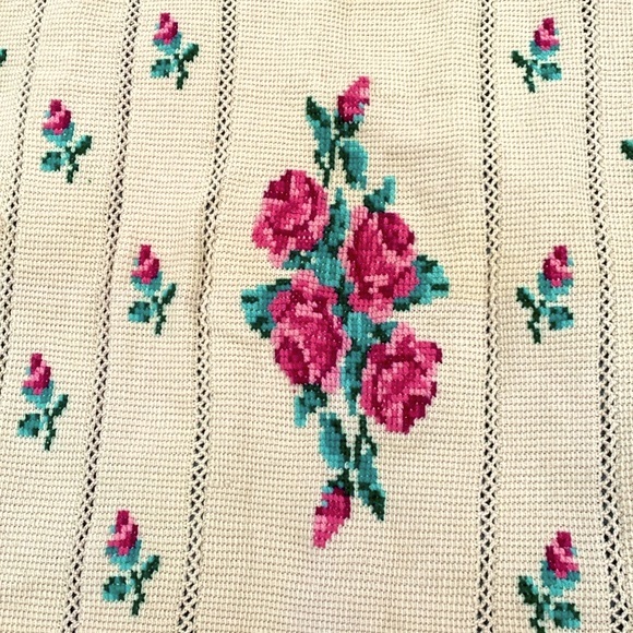 GUC Hand-Knit Vintage Roses Afghan - Picture 2 of 7